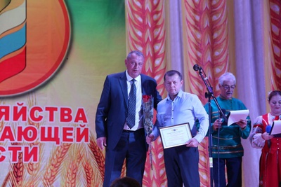 Садами звонкими, хлебами спелыми, гордимся мы своей землей